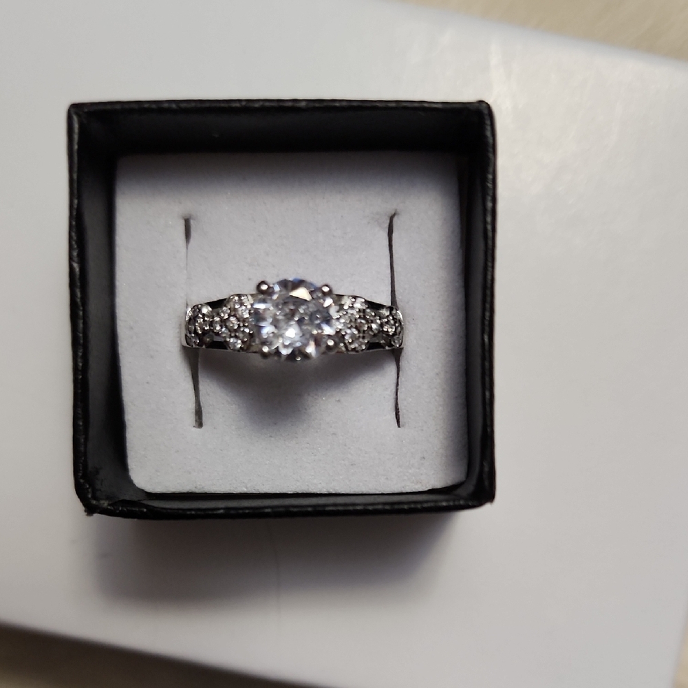 NWOT Sterling Silver 925 Topaz Ring With Genuine Moissanite Stones On The Sides